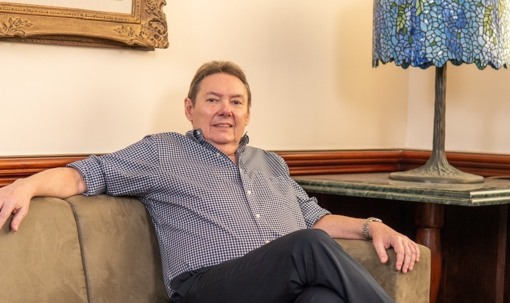 Ivens Dias Branco sentado em uma poltrona